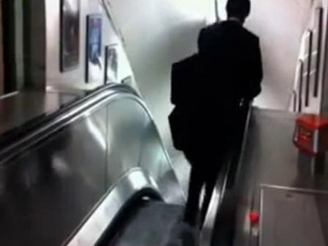 Chàng trai chân nam đá chân xiêu kiên quyết đi ngược hướng thang máy. Ảnh chụp từ màn hình