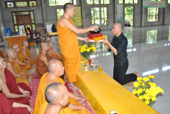 Pháp Định nay đã trở thành cư sỹ thọ trì Tam quy Ngũ giới như bao cư sỹ khác