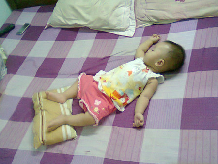 Do còn ít tháng tuổi nên cháu bé vẫn chưa nhận thức được sự việc. Sáng 18/6, cháu ngủ rất ngon trên giường