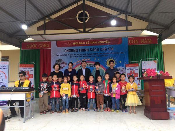 Nhân dịp này, đoàn còn trao tặng sách vở, quà và tổ chức giao lưu cùng các em học sinh trường Tiểu học và Trung học cơ sở xã Hữu Liên, huyện Hữu Lũng