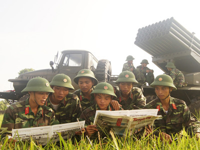 Phút nghỉ ngơi sau giờ huấn luyện của chiến sĩ bên giàn pháo BM21