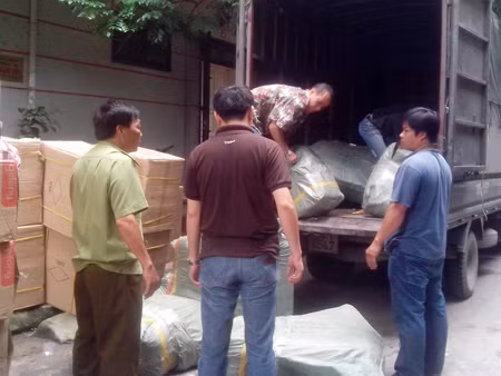 Lực lượng chức năng kiểm đếm lô hàng lậu