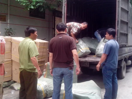 Lực lượng chức năng kiểm đếm lô hàng lậu