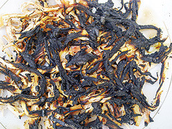 Khi đốt mực khô xé có mùi khét và cháy đen như tro vải may quần áo. ảnh: P.H.S (Thanh Niên)