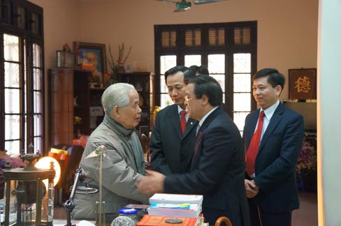 Nguyên Tổng Bí thư Đỗ Mười trò chuyện với Trưởng Ban Đối Ngoại T.Ư Đảng Hoàng Bình Quân. Ảnh: T.Đ