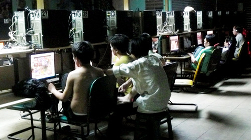 Sau 12h đêm, các game thủ ở làng đại học Thủ Đức vẫn miệt mài - Ảnh: Mai Vinh. Sau 12h đêm, các game thủ ở làng đại học Thủ Đức vẫn miệt mài - Ảnh: Mai Vinh