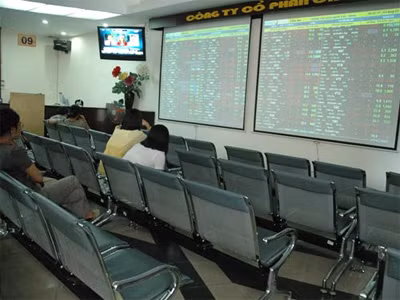 Thị trường chứng khoán ảm đạm, nhà đầu tư đến sàn thưa thớt Ảnh: Hồng Thúy