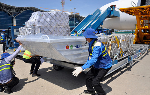 Máy bay chở 17 tấn hàng cứu trợ của ASEAN đến Cam Ranh ảnh 1