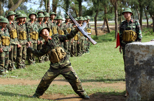 Ném lựu đạn xa trúng hướng