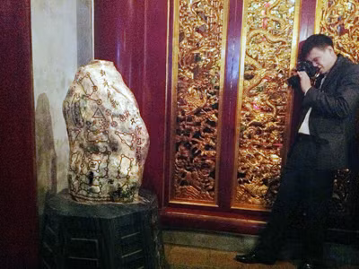 "Hòn đá lạ" ở Đền Thượng, Đền Hùng đang gây xôn xao cư dân mạng.