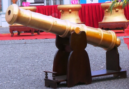 Dự kiến trống đồng, súng thần công và kiếm lệnh sẽ được đoàn đại biểu quốc hội tỉnh Thanh Hóa dâng lên anh linh cố Đại tướng Võ Nguyên Giáp vào dịp lễ 100 ngày mất của Người (Ảnh: Duy Tuyên)