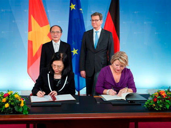 Bộ trưởng Ngoại giao Đức Guido Westerwelle và Chủ tịch Quốc hội Việt Nam Nguyễn Sinh Hùng đã tham dự Lễ kí kết .....