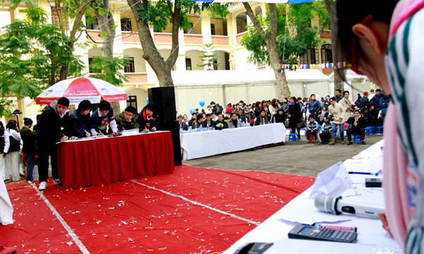 Tại ngày hội đã diễn ra nhiều trò chơi đấu trí thi làm toán