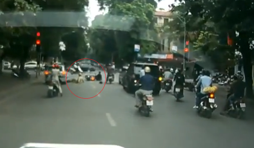 Cú đâm mạnh khiến cả CSGT và người điều khiển xe máy ngã ra đường