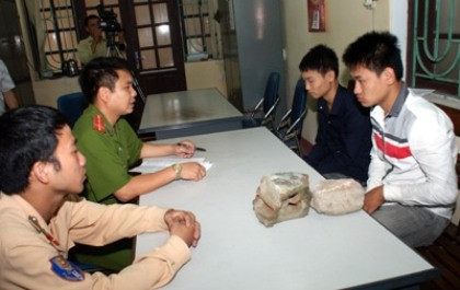 Hai đối tượng Nghiêm Viết Minh, Phạm Văn Toàn tại cơ quan công an.