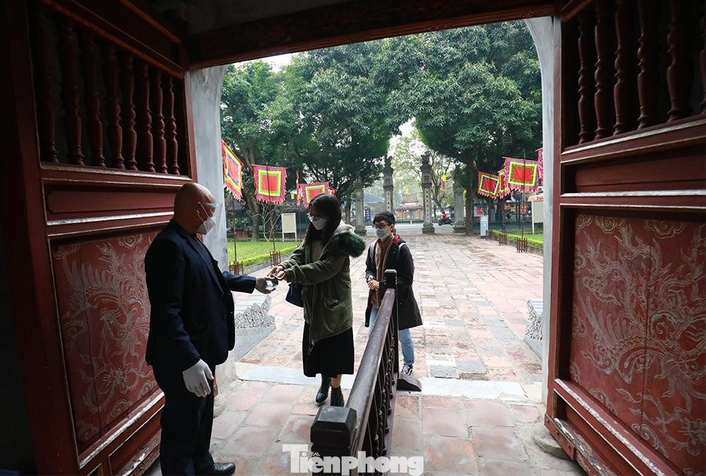 Cán bộ Đỗ Quốc Chung - kiểm soát vé ở Văn Miếu Quốc Tử Giám cho biết: "Tôi làm ở đây được 33 năm và cảm thấy hạnh phúc vì Văn Miếu Quốc Tử Giám được đón du khách sau nhiều tháng đóng cửa chống dịch".