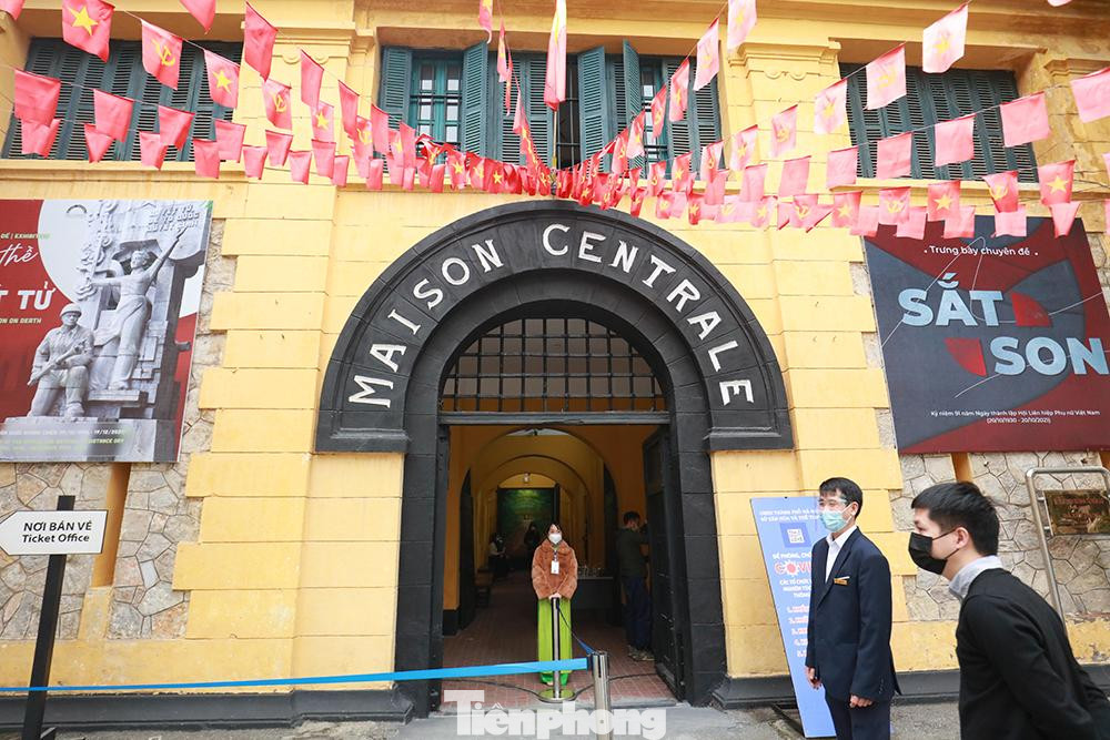 Tại Nhà tù Hoả Lò sáng nay cũng mở cửa chào đón du khách.