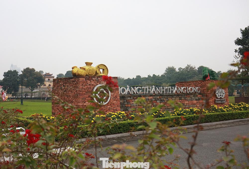 Điểm di tích Hoàng Thành Thăng Long sáng nay cũng đã mở cửa trở lại đón du khách.