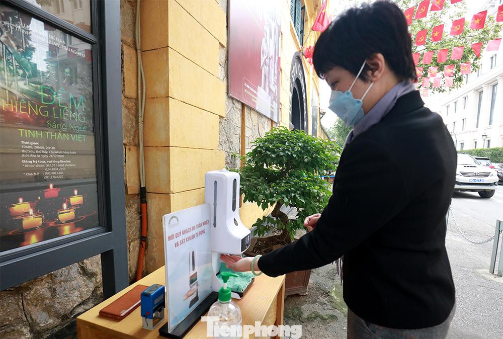 Ngoài cổng đều bố trí dung dịch rửa tay sát khuẩn cũng như mã QR khai báo y tế cho du khách đến tham quan.
