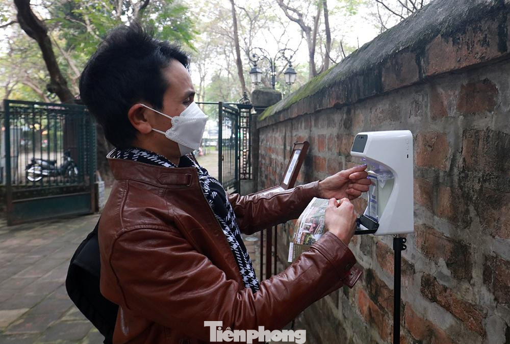 Du khách đến tham quan phải đo thân nhiệt, rửa tay sát khuẩn và quét mã QR khai báo y tế.