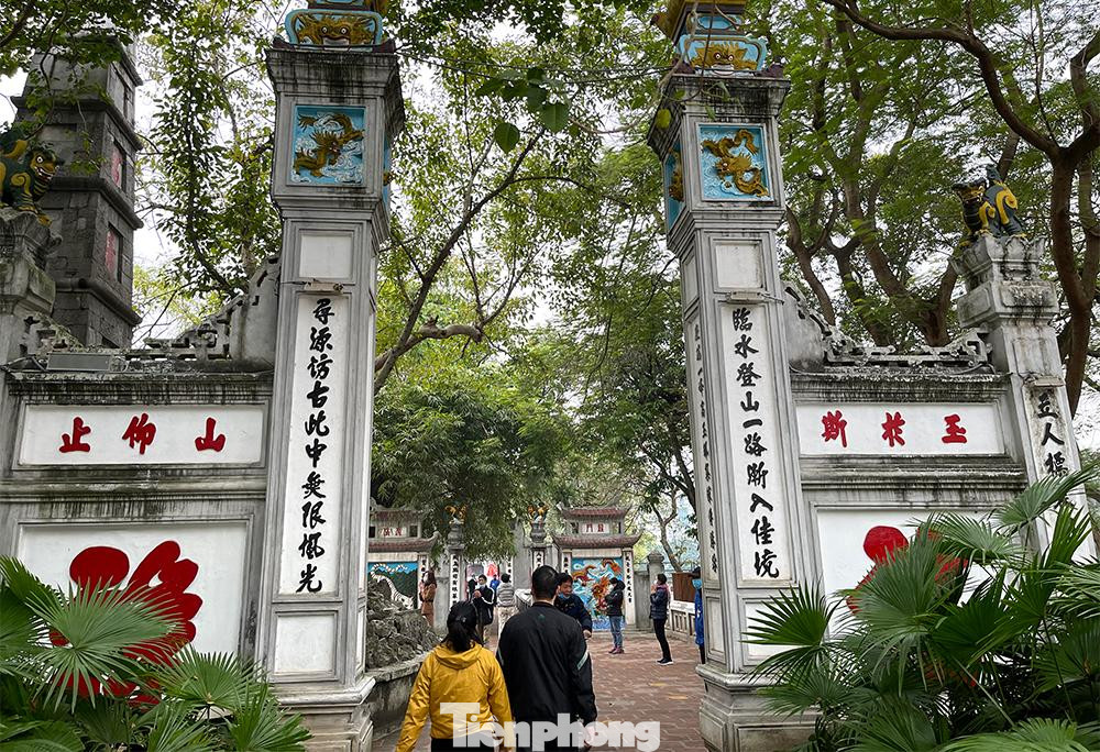 Vào 7h sáng nay, Đền Ngọc Sơn đã mở cửa cho du khách vào tham quan