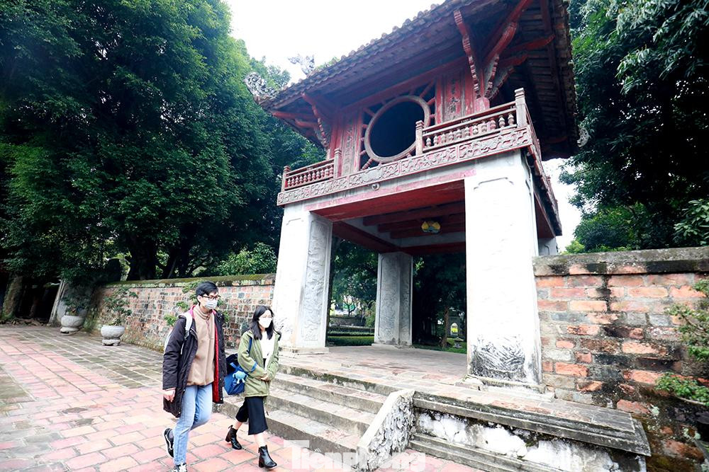 Bạn Linh sinh viên trường ĐH Ngoại Thương chia sẻ: "Hôm nay em được nghỉ học nên cùng bạn đến Văn Miếu Quốc Tử Giám để thắp hương và tham quan".