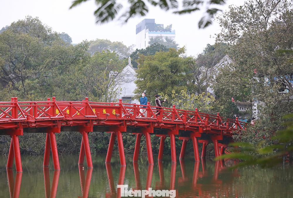 Du khách tham quan trên cầu Thê Húc.