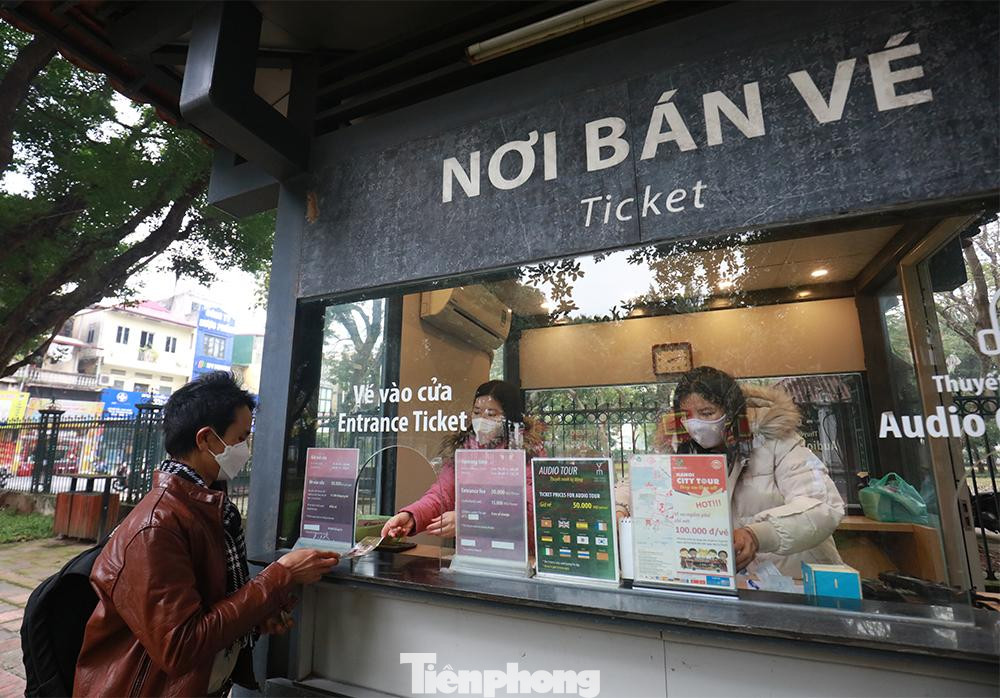 Tại phòng bán vé Văn Miếu- Quốc Tử Giám, khách mua vé phải khai báo y tế trước khi vào.