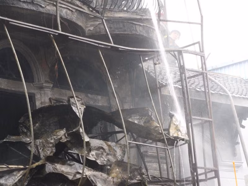 Toàn bộ ngôi nhà bị thiêu rụi trong chốc lát