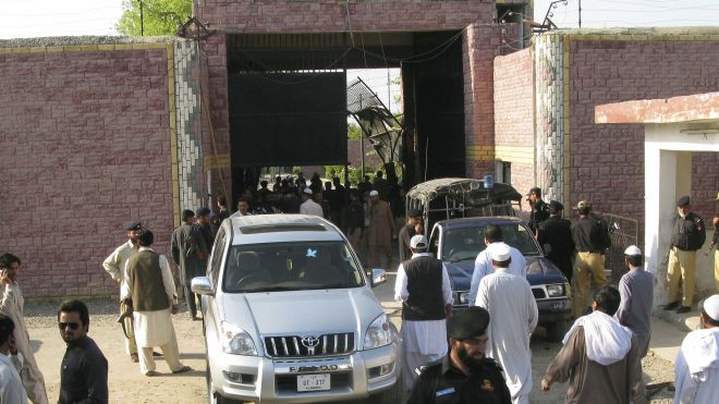 Ngày 15-4, nhân viên anh ninh Pakistan đến thăm nhà tù ở Banu. Ngày 15-4, nhân viên anh ninh Pakistan đến thăm nhà tù ở Banu