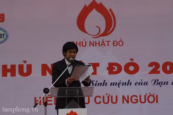 Ông Đoàn Công Huynh - Tổng biên tập Báo Tiền Phong, Trưởng ban tổ chức Chủ Nhật Đỏ phát biểu khai mạc Chủ Nhật Đỏ 2012. Ảnh: Minh Đức.