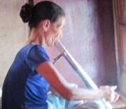 Những lúc buồn, bà Thủy ngồi hút thuốc lào