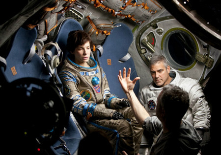 Đạo diễn Alfonso đang chỉ đạo diễn xuất 2 diễn viên chính trong phim Gravity