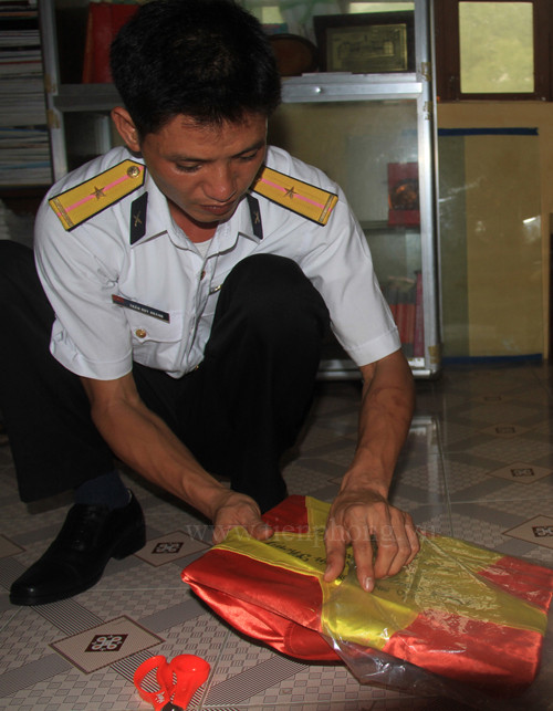 Lá cờ được đóng gói cẩn thận. Ảnh: Trường Phong