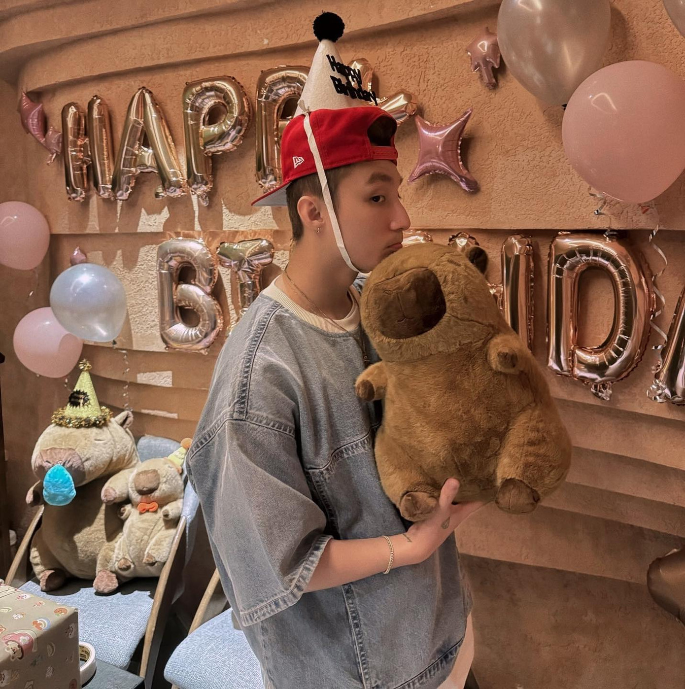 Sơn Tùng M-TP nay đã trở thành... "Capy-boss" khi sở hữu dàn "hậu cung" Capybara hùng hậu. Ảnh: FBNV.