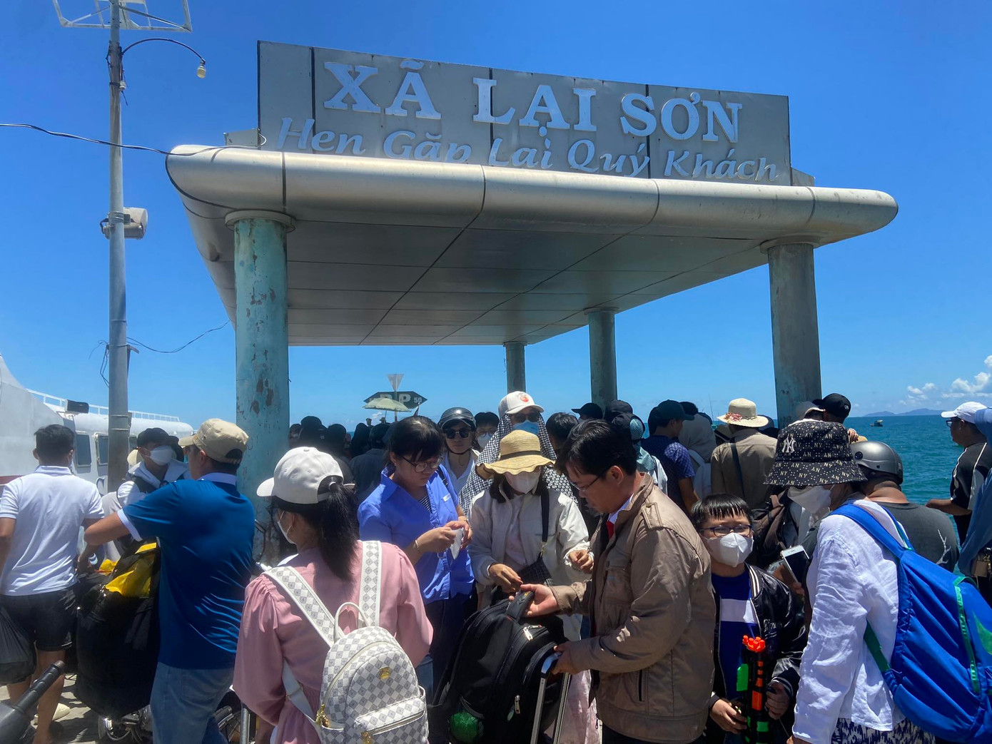 Ngay từ khi có mặt tại bến tàu, lượng khách đã tập trung đông đảo. Ảnh: NVCC. Ngay từ khi có mặt tại bến tàu, lượng khách đã tập trung đông đảo. Ảnh: NVCC.