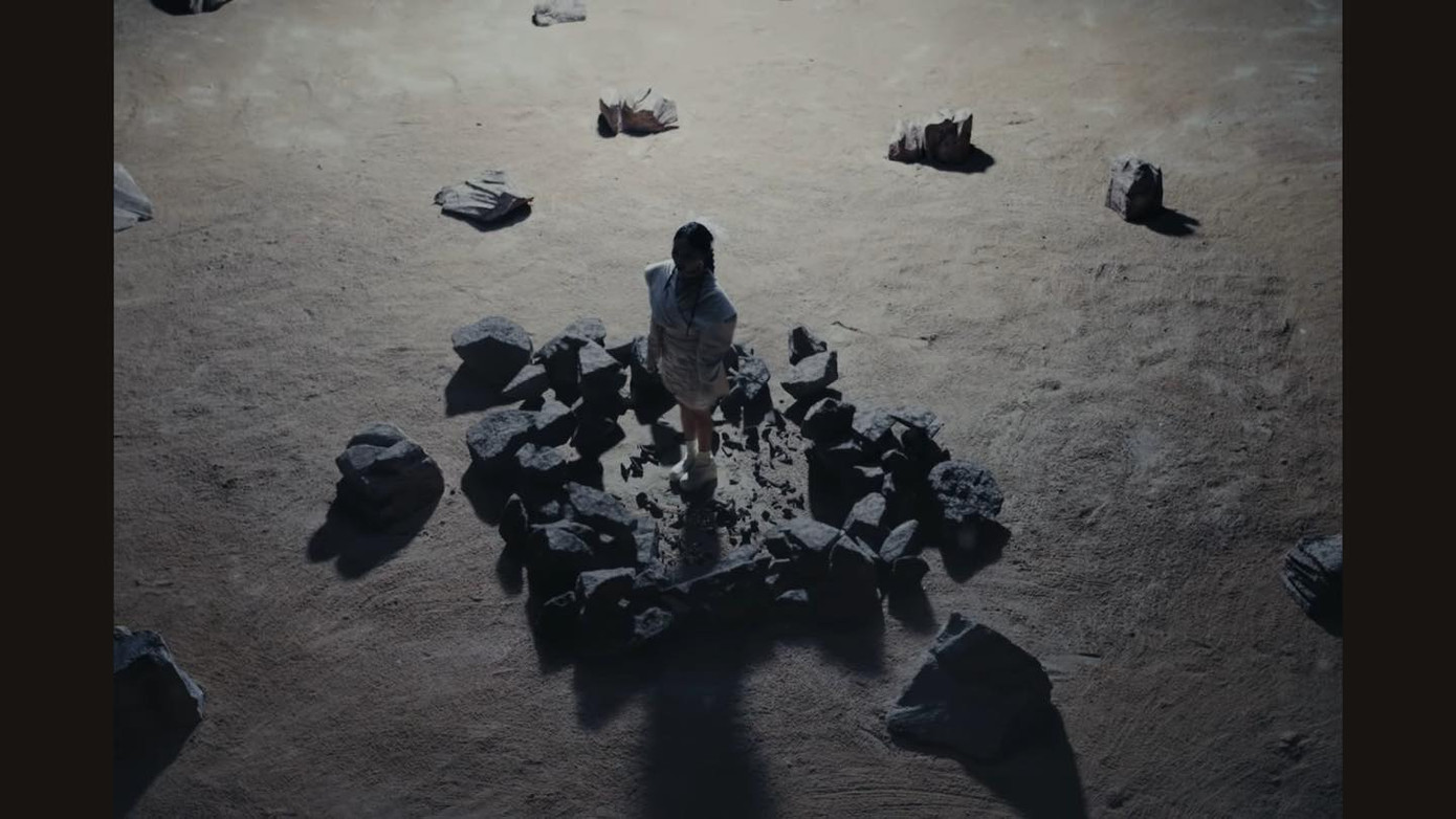 Hình ảnh gợi nhắc đến Hòn Vọng Phu - chi tiết xuất hiện trong câu thơ &quot;Những người vợ nhớ chồng còn góp cho Đất Nước những núi Vọng Phu.&quot;