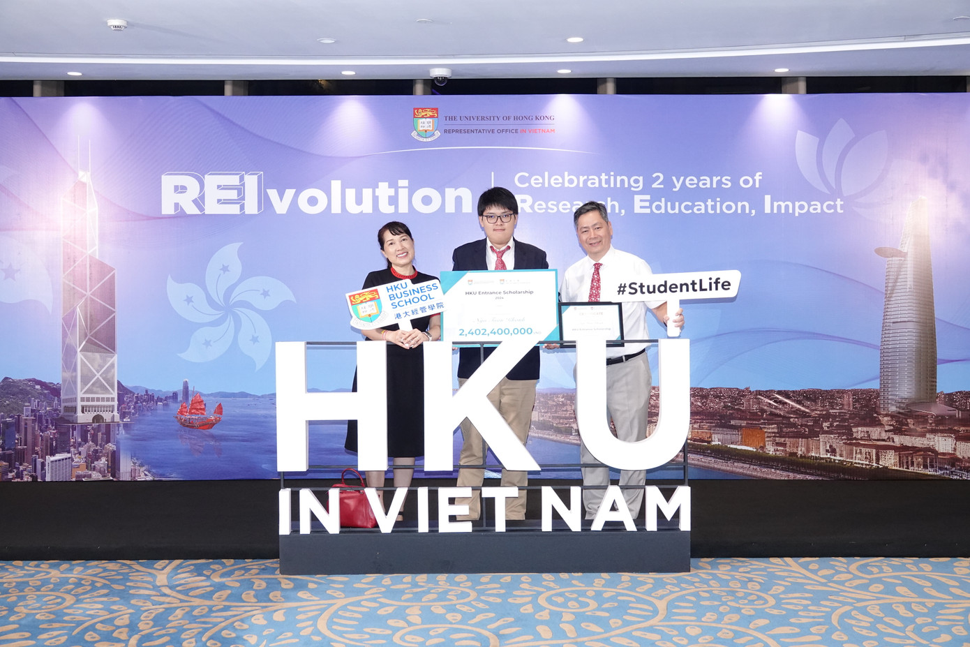 Việc chuẩn bị từ sớm các chứng chỉ ngoại ngữ, học thêm tiếng bản địa sẽ giúp du học sinh dễ dàng hơn khi khám phá một nơi mới. Việc chuẩn bị từ sớm các chứng chỉ ngoại ngữ, học thêm tiếng bản địa sẽ giúp du học sinh dễ dàng hơn khi khám phá một nơi mới.