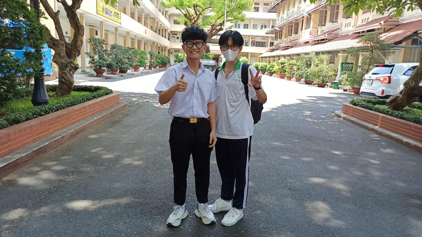 Đôi bạn thân hi vọng sẽ cùng nhau nhận thành quả tốt nhất sau buổi thi. Đôi bạn thân hi vọng sẽ cùng nhau nhận thành quả tốt nhất sau buổi thi.