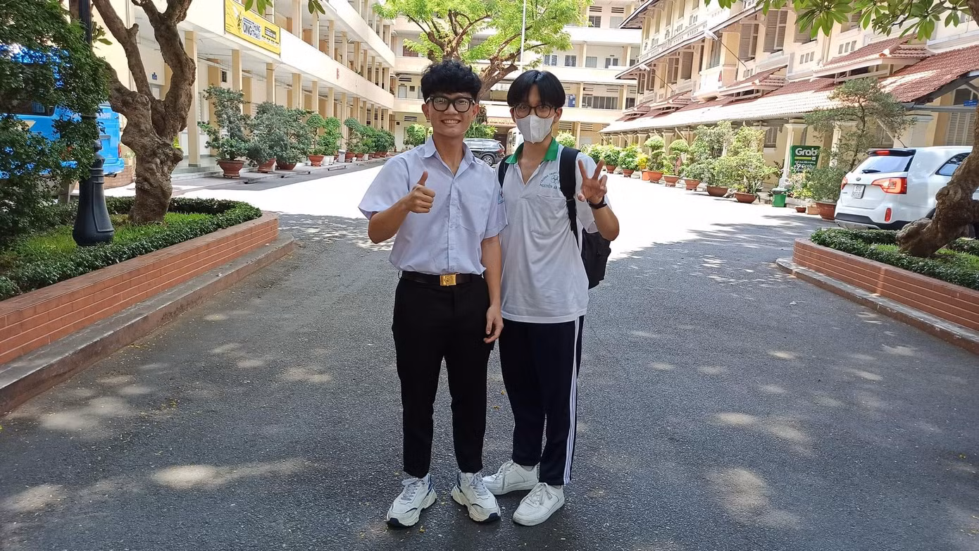 Đôi bạn thân hi vọng sẽ cùng nhau nhận thành quả tốt nhất sau buổi thi. Đôi bạn thân hi vọng sẽ cùng nhau nhận thành quả tốt nhất sau buổi thi.