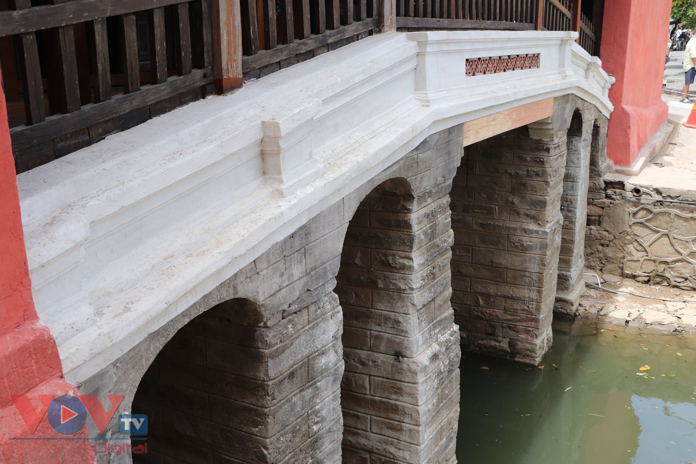 Hoàn toàn không có việc Chùa Cầu sẽ được sơn "cũ đi" theo ý kiến số đông. Ảnh: VOV.