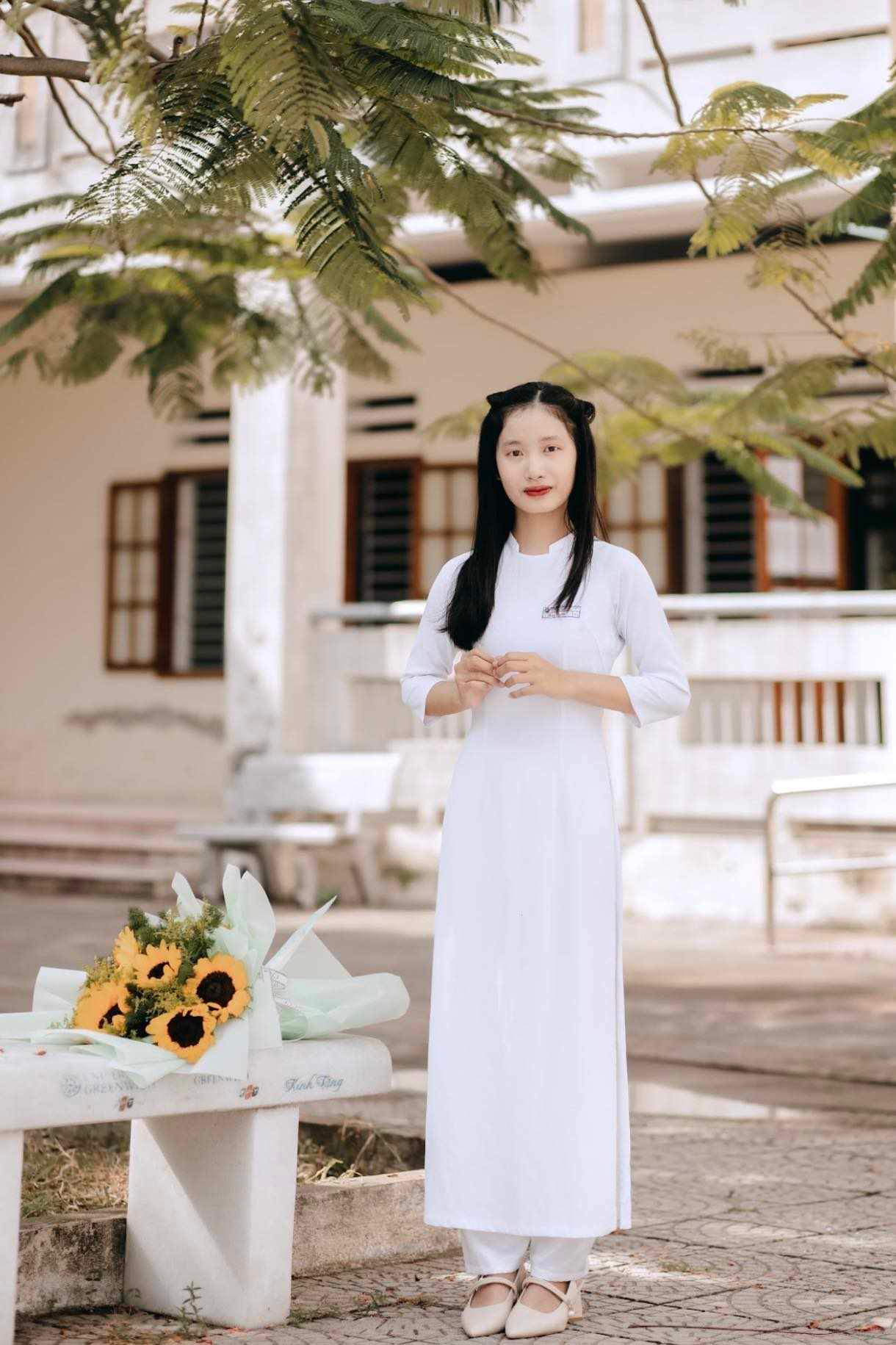 Bảo Uyên chọn tham gia các lớp học bổ túc song song với việc ôn tập tại trường. Ảnh: NVCC