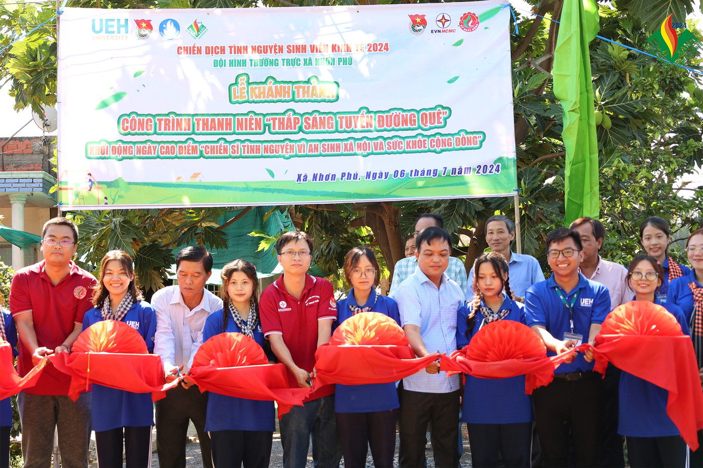 Tại mặt trận Vĩnh Long, chiến dịch tình nguyện Mùa hè xanh của sinh viên ĐH Kinh tế (UEH) đã có những khởi đầu thuận lợi. Ảnh: Chiến dịch tình nguyện Sinh viên Kinh tế. Tại mặt trận Vĩnh Long, chiến dịch tình nguyện Mùa hè xanh của sinh viên ĐH Kinh tế (UEH) đã có những khởi đầu thuận lợi. Ảnh: Chiến dịch tình nguyện Sinh viên Kinh tế.