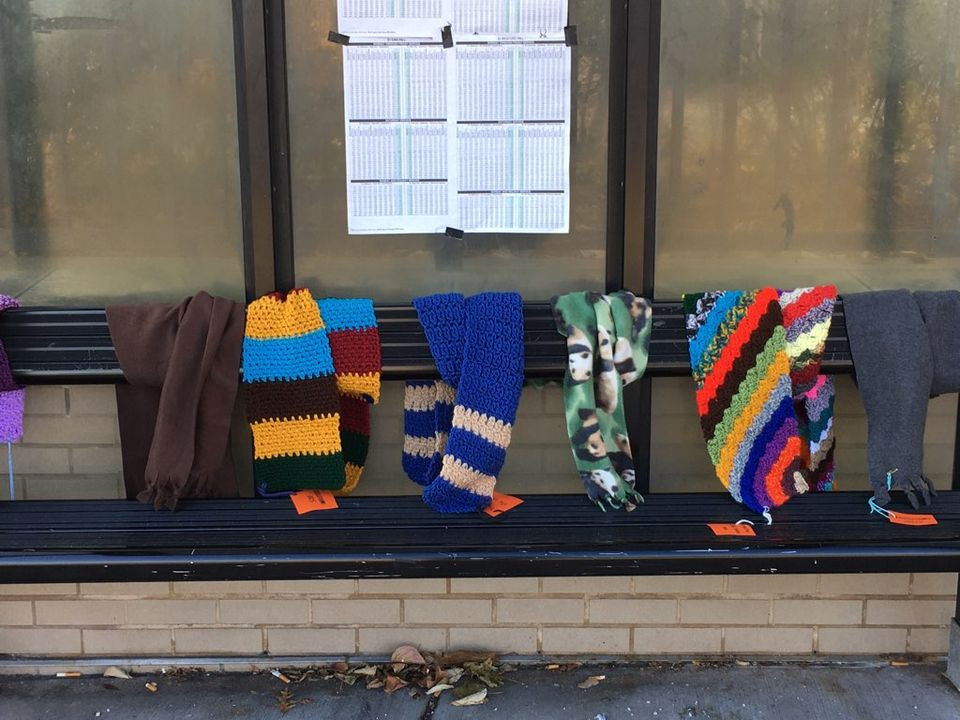 Khăn choàng cổ sẽ được buộc ở các khu vực công cộng để hỗ trợ người gặp khó khăn. Khăn choàng cổ sẽ được buộc ở các khu vực công cộng để hỗ trợ người gặp khó khăn.