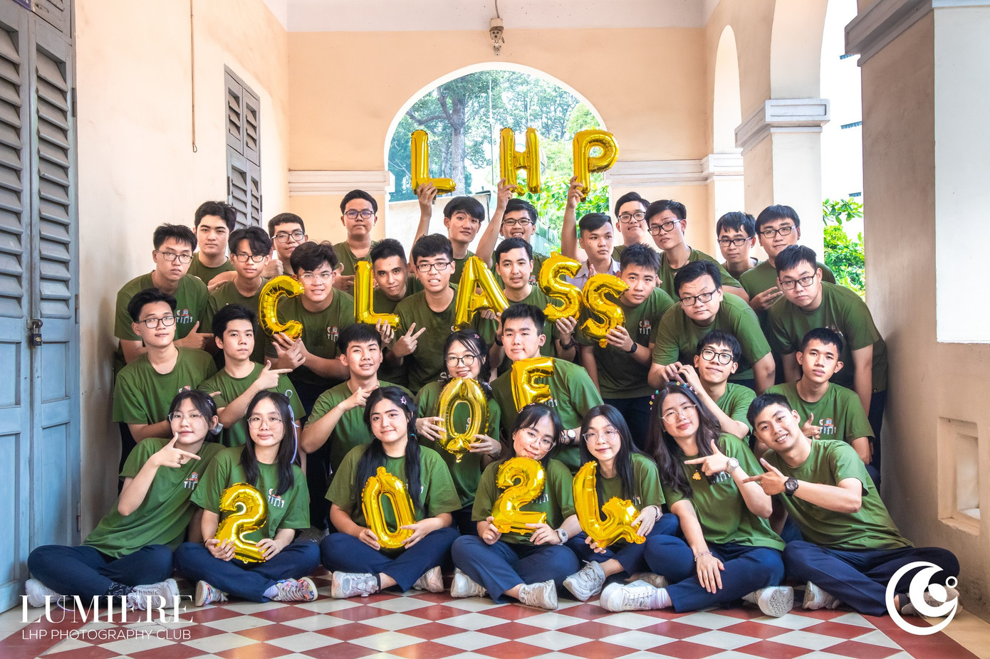 Khoảnh khắc nhận tin vui, Thái Dương cùng toàn thể lớp 12CT1 đã "ăn mừng" ngay tại lớp. Ảnh: Fanpage Đồng Khởi Lê Hồng Phong.