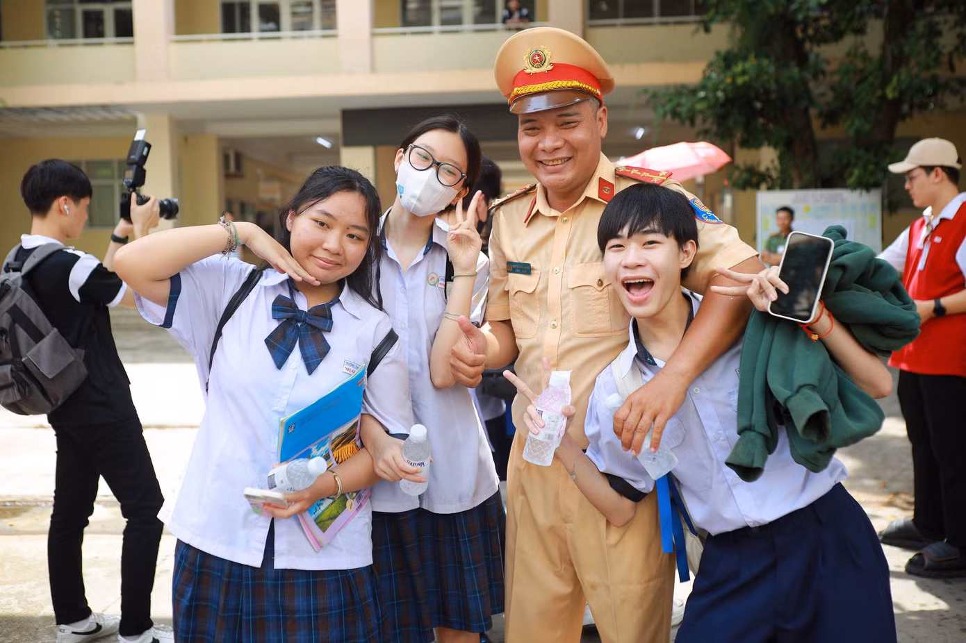 Các chiến sĩ công an tại điểm thi nhiệt tình động viên sĩ tử. Ảnh: Tiếp sức mùa thi - TP.HCM.
