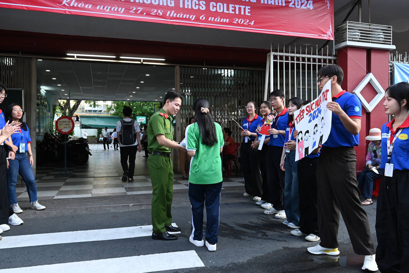 Tại điểm thi THCS Colette, Quận 3, TP.HCM, các chiến sĩ công an còn nhiệt tình "nhả vía" chúc sĩ tử hoàn thành tốt bài thi. Ảnh: Quốc Hoàng. Tại điểm thi THCS Colette, Quận 3, TP.HCM, các chiến sĩ công an còn nhiệt tình "nhả vía" chúc sĩ tử hoàn thành tốt bài thi. Ảnh: Quốc Hoàng.