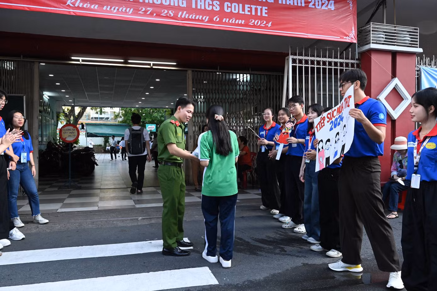 Tại điểm thi THCS Colette, Quận 3, TP.HCM, các chiến sĩ công an còn nhiệt tình "nhả vía" chúc sĩ tử hoàn thành tốt bài thi. Ảnh: Quốc Hoàng.