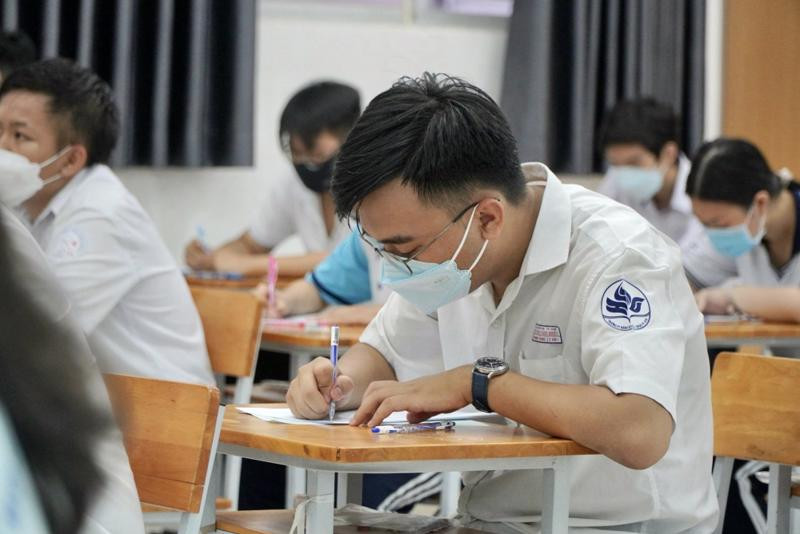 Quy định mới đã dẫn đến nhiều luồng tranh luận khi đặt lên "bàn cân" so sánh hai kỳ thi với 2 tiêu chí riêng biệt.