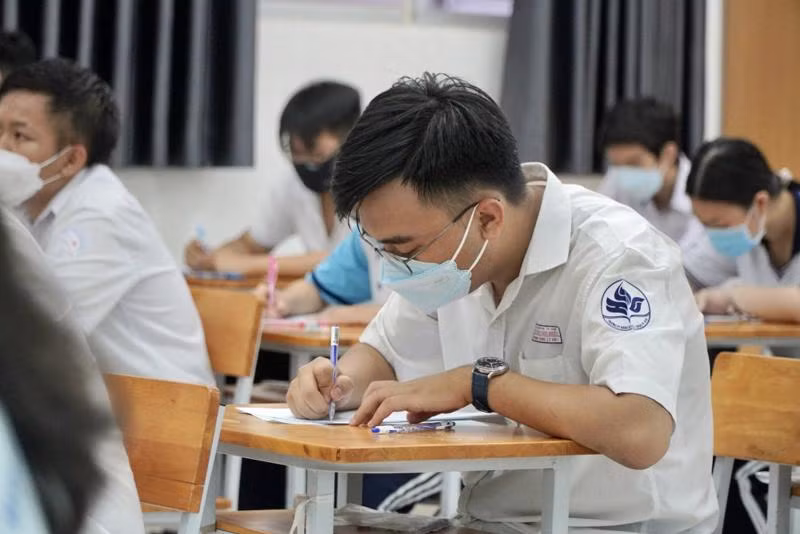 Quy định mới đã dẫn đến nhiều luồng tranh luận khi đặt lên "bàn cân" so sánh hai kỳ thi với 2 tiêu chí riêng biệt.